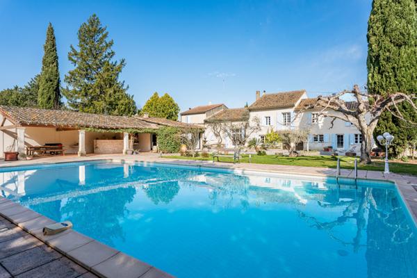 Sénas (13560) MAS 400 M2 - DEPENDANCES 200 M2 - PISCINE - ETANG - TERRAIN 6,4 HA