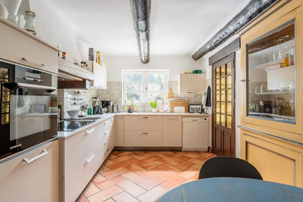 Sénas (13560) MAS 400 M2 - DEPENDANCES 200 M2 - PISCINE - ETANG - TERRAIN 6,4 HA