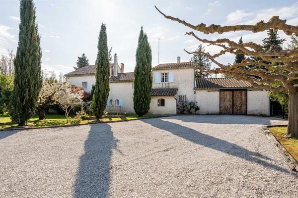 Sénas (13560) MAS 400 M2 - DEPENDANCES 200 M2 - PISCINE - ETANG - TERRAIN 6,4 HA