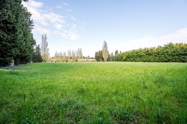 Sénas (13560) MAS 400 M2 - DEPENDANCES 200 M2 - PISCINE - ETANG - TERRAIN 6,4 HA