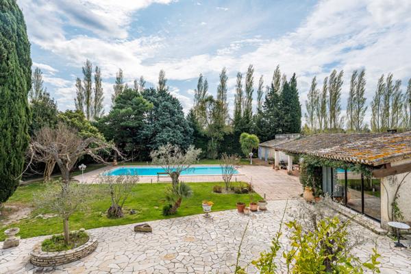 Sénas (13560) MAS 400 M2 - DEPENDANCES 200 M2 - PISCINE - ETANG - TERRAIN 6,4 HA