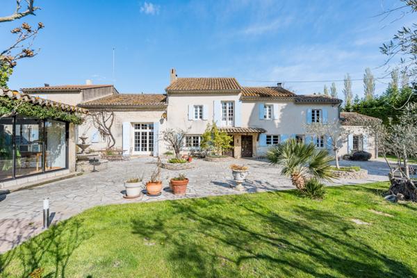 Sénas (13560) MAS 400 M2 - DEPENDANCES 200 M2 - PISCINE - ETANG - TERRAIN 6,4 HA