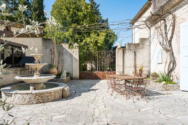 Sénas (13560) MAS 400 M2 - DEPENDANCES 200 M2 - PISCINE - ETANG - TERRAIN 6,4 HA