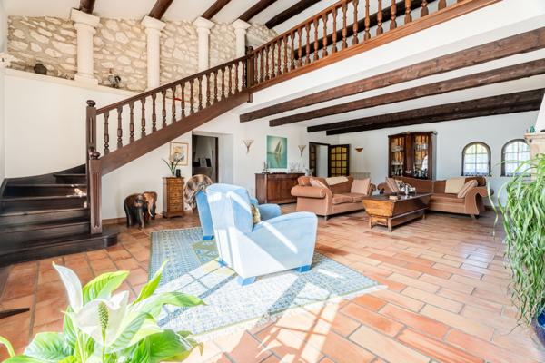 Sénas (13560) MAS 400 M2 - DEPENDANCES 200 M2 - PISCINE - ETANG - TERRAIN 6,4 HA