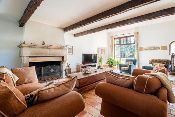 Sénas (13560) MAS 400 M2 - DEPENDANCES 200 M2 - PISCINE - ETANG - TERRAIN 6,4 HA