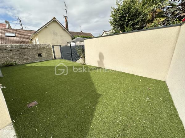 OUISTREHAM – Proche Bourg et Plage – Maison en pierre avec terrasse et grand garage

Idéalement située au cœur du bourg de Ouistreham, à proximité des commerces et de la plage, cette charmante maison en pierre saura vous séduire par ses volumes et son authenticité.

D'une superficie généreuse, elle se compose de 6 pièces réparties sur plusieurs niveaux.

Au rez-de-chaussée, vous découvrirez un agréable salon et séjour agrémentés d'une cheminée, une cuisine aménagée et équipée, une salle d'eau ainsi qu'un WC indépendant.

Deux escaliers desservent les étages et offrent une distribution originale et fonctionnelle comprenant 4 chambres, un bureau, une salle de bains avec un second WC.

À l'extérieur, la maison bénéficie de deux espaces aménagés particulièrement ensoleillés, parfaits pour profiter des beaux jours en toute tranquillité.

Un véritable atout complète ce bien : un grand garage, rare sur le secteur, offrant de nombreuses possibilités de rangement ou d'aménagement.

Une maison de caractère, alliant le charme de la pierre et un emplacement privilégié entre centre-ville et bord de mer.