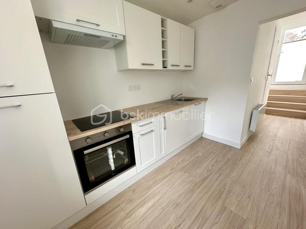 OUISTREHAM – Proche Bourg et Plage – Maison en pierre avec terrasse et grand garage

Idéalement située au cœur du bourg de Ouistreham, à proximité des commerces et de la plage, cette charmante maison en pierre saura vous séduire par ses volumes et son authenticité.

D'une superficie généreuse, elle se compose de 6 pièces réparties sur plusieurs niveaux.

Au rez-de-chaussée, vous découvrirez un agréable salon et séjour agrémentés d'une cheminée, une cuisine aménagée et équipée, une salle d'eau ainsi qu'un WC indépendant.

Deux escaliers desservent les étages et offrent une distribution originale et fonctionnelle comprenant 4 chambres, un bureau, une salle de bains avec un second WC.

À l'extérieur, la maison bénéficie de deux espaces aménagés particulièrement ensoleillés, parfaits pour profiter des beaux jours en toute tranquillité.

Un véritable atout complète ce bien : un grand garage, rare sur le secteur, offrant de nombreuses possibilités de rangement ou d'aménagement.

Une maison de caractère, alliant le charme de la pierre et un emplacement privilégié entre centre-ville et bord de mer.
