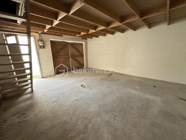 OUISTREHAM – Proche Bourg et Plage – Maison en pierre avec terrasse et grand garage

Idéalement située au cœur du bourg de Ouistreham, à proximité des commerces et de la plage, cette charmante maison en pierre saura vous séduire par ses volumes et son authenticité.

D'une superficie généreuse, elle se compose de 6 pièces réparties sur plusieurs niveaux.

Au rez-de-chaussée, vous découvrirez un agréable salon et séjour agrémentés d'une cheminée, une cuisine aménagée et équipée, une salle d'eau ainsi qu'un WC indépendant.

Deux escaliers desservent les étages et offrent une distribution originale et fonctionnelle comprenant 4 chambres, un bureau, une salle de bains avec un second WC.

À l'extérieur, la maison bénéficie de deux espaces aménagés particulièrement ensoleillés, parfaits pour profiter des beaux jours en toute tranquillité.

Un véritable atout complète ce bien : un grand garage, rare sur le secteur, offrant de nombreuses possibilités de rangement ou d'aménagement.

Une maison de caractère, alliant le charme de la pierre et un emplacement privilégié entre centre-ville et bord de mer.