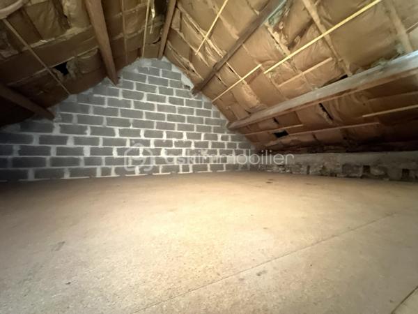 OUISTREHAM – Proche Bourg et Plage – Maison en pierre avec terrasse et grand garage

Idéalement située au cœur du bourg de Ouistreham, à proximité des commerces et de la plage, cette charmante maison en pierre saura vous séduire par ses volumes et son authenticité.

D'une superficie généreuse, elle se compose de 6 pièces réparties sur plusieurs niveaux.

Au rez-de-chaussée, vous découvrirez un agréable salon et séjour agrémentés d'une cheminée, une cuisine aménagée et équipée, une salle d'eau ainsi qu'un WC indépendant.

Deux escaliers desservent les étages et offrent une distribution originale et fonctionnelle comprenant 4 chambres, un bureau, une salle de bains avec un second WC.

À l'extérieur, la maison bénéficie de deux espaces aménagés particulièrement ensoleillés, parfaits pour profiter des beaux jours en toute tranquillité.

Un véritable atout complète ce bien : un grand garage, rare sur le secteur, offrant de nombreuses possibilités de rangement ou d'aménagement.

Une maison de caractère, alliant le charme de la pierre et un emplacement privilégié entre centre-ville et bord de mer.
