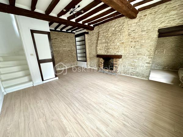 OUISTREHAM – Proche Bourg et Plage – Maison en pierre avec terrasse et grand garage

Idéalement située au cœur du bourg de Ouistreham, à proximité des commerces et de la plage, cette charmante maison en pierre saura vous séduire par ses volumes et son authenticité.

D'une superficie généreuse, elle se compose de 6 pièces réparties sur plusieurs niveaux.

Au rez-de-chaussée, vous découvrirez un agréable salon et séjour agrémentés d'une cheminée, une cuisine aménagée et équipée, une salle d'eau ainsi qu'un WC indépendant.

Deux escaliers desservent les étages et offrent une distribution originale et fonctionnelle comprenant 4 chambres, un bureau, une salle de bains avec un second WC.

À l'extérieur, la maison bénéficie de deux espaces aménagés particulièrement ensoleillés, parfaits pour profiter des beaux jours en toute tranquillité.

Un véritable atout complète ce bien : un grand garage, rare sur le secteur, offrant de nombreuses possibilités de rangement ou d'aménagement.

Une maison de caractère, alliant le charme de la pierre et un emplacement privilégié entre centre-ville et bord de mer.