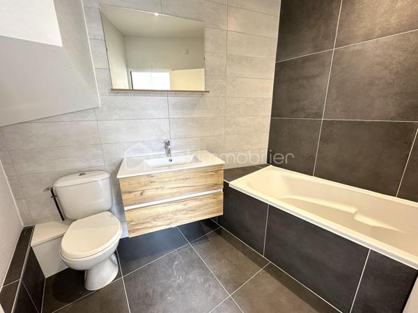 OUISTREHAM – Proche Bourg et Plage – Maison en pierre avec terrasse et grand garage

Idéalement située au cœur du bourg de Ouistreham, à proximité des commerces et de la plage, cette charmante maison en pierre saura vous séduire par ses volumes et son authenticité.

D'une superficie généreuse, elle se compose de 6 pièces réparties sur plusieurs niveaux.

Au rez-de-chaussée, vous découvrirez un agréable salon et séjour agrémentés d'une cheminée, une cuisine aménagée et équipée, une salle d'eau ainsi qu'un WC indépendant.

Deux escaliers desservent les étages et offrent une distribution originale et fonctionnelle comprenant 4 chambres, un bureau, une salle de bains avec un second WC.

À l'extérieur, la maison bénéficie de deux espaces aménagés particulièrement ensoleillés, parfaits pour profiter des beaux jours en toute tranquillité.

Un véritable atout complète ce bien : un grand garage, rare sur le secteur, offrant de nombreuses possibilités de rangement ou d'aménagement.

Une maison de caractère, alliant le charme de la pierre et un emplacement privilégié entre centre-ville et bord de mer.
