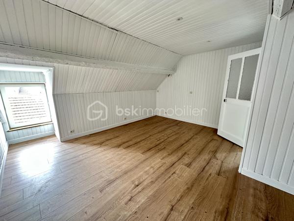 OUISTREHAM – Proche Bourg et Plage – Maison en pierre avec terrasse et grand garage

Idéalement située au cœur du bourg de Ouistreham, à proximité des commerces et de la plage, cette charmante maison en pierre saura vous séduire par ses volumes et son authenticité.

D'une superficie généreuse, elle se compose de 6 pièces réparties sur plusieurs niveaux.

Au rez-de-chaussée, vous découvrirez un agréable salon et séjour agrémentés d'une cheminée, une cuisine aménagée et équipée, une salle d'eau ainsi qu'un WC indépendant.

Deux escaliers desservent les étages et offrent une distribution originale et fonctionnelle comprenant 4 chambres, un bureau, une salle de bains avec un second WC.

À l'extérieur, la maison bénéficie de deux espaces aménagés particulièrement ensoleillés, parfaits pour profiter des beaux jours en toute tranquillité.

Un véritable atout complète ce bien : un grand garage, rare sur le secteur, offrant de nombreuses possibilités de rangement ou d'aménagement.

Une maison de caractère, alliant le charme de la pierre et un emplacement privilégié entre centre-ville et bord de mer.