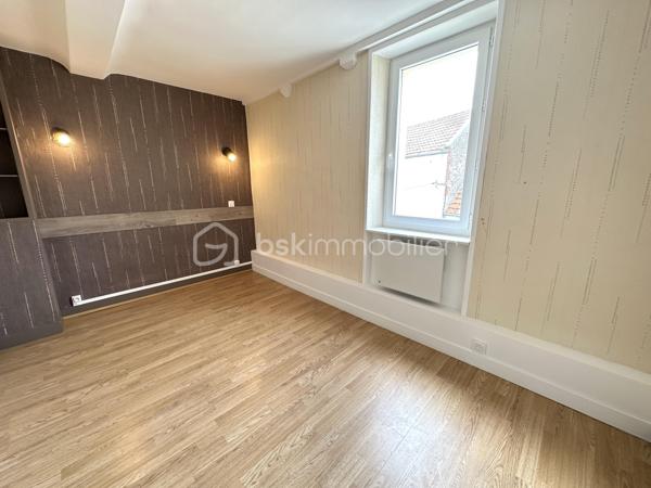 OUISTREHAM – Proche Bourg et Plage – Maison en pierre avec terrasse et grand garage

Idéalement située au cœur du bourg de Ouistreham, à proximité des commerces et de la plage, cette charmante maison en pierre saura vous séduire par ses volumes et son authenticité.

D'une superficie généreuse, elle se compose de 6 pièces réparties sur plusieurs niveaux.

Au rez-de-chaussée, vous découvrirez un agréable salon et séjour agrémentés d'une cheminée, une cuisine aménagée et équipée, une salle d'eau ainsi qu'un WC indépendant.

Deux escaliers desservent les étages et offrent une distribution originale et fonctionnelle comprenant 4 chambres, un bureau, une salle de bains avec un second WC.

À l'extérieur, la maison bénéficie de deux espaces aménagés particulièrement ensoleillés, parfaits pour profiter des beaux jours en toute tranquillité.

Un véritable atout complète ce bien : un grand garage, rare sur le secteur, offrant de nombreuses possibilités de rangement ou d'aménagement.

Une maison de caractère, alliant le charme de la pierre et un emplacement privilégié entre centre-ville et bord de mer.