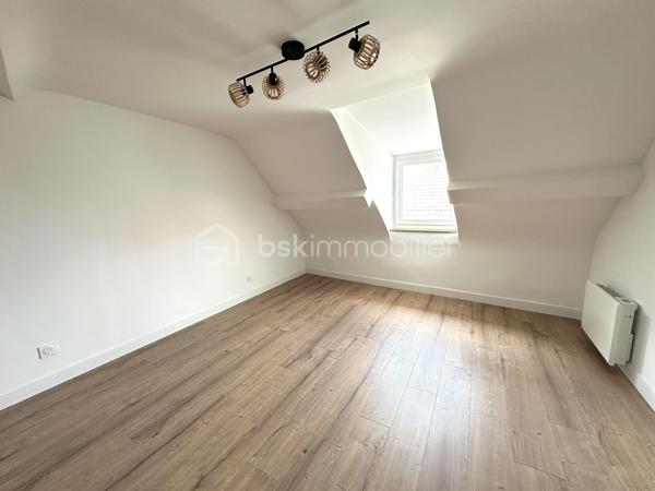 OUISTREHAM – Proche Bourg et Plage – Maison en pierre avec terrasse et grand garage

Idéalement située au cœur du bourg de Ouistreham, à proximité des commerces et de la plage, cette charmante maison en pierre saura vous séduire par ses volumes et son authenticité.

D'une superficie généreuse, elle se compose de 6 pièces réparties sur plusieurs niveaux.

Au rez-de-chaussée, vous découvrirez un agréable salon et séjour agrémentés d'une cheminée, une cuisine aménagée et équipée, une salle d'eau ainsi qu'un WC indépendant.

Deux escaliers desservent les étages et offrent une distribution originale et fonctionnelle comprenant 4 chambres, un bureau, une salle de bains avec un second WC.

À l'extérieur, la maison bénéficie de deux espaces aménagés particulièrement ensoleillés, parfaits pour profiter des beaux jours en toute tranquillité.

Un véritable atout complète ce bien : un grand garage, rare sur le secteur, offrant de nombreuses possibilités de rangement ou d'aménagement.

Une maison de caractère, alliant le charme de la pierre et un emplacement privilégié entre centre-ville et bord de mer.