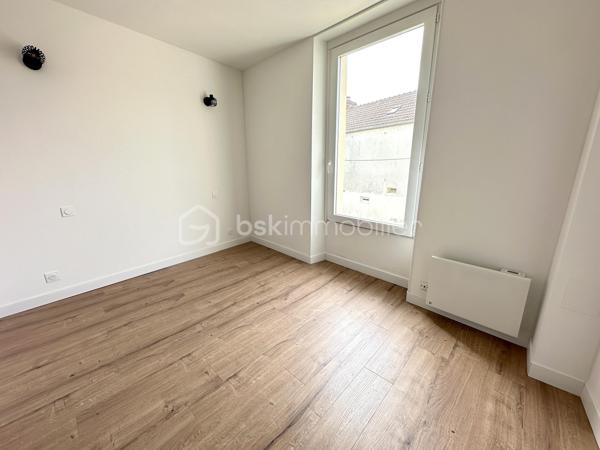 OUISTREHAM – Proche Bourg et Plage – Maison en pierre avec terrasse et grand garage

Idéalement située au cœur du bourg de Ouistreham, à proximité des commerces et de la plage, cette charmante maison en pierre saura vous séduire par ses volumes et son authenticité.

D'une superficie généreuse, elle se compose de 6 pièces réparties sur plusieurs niveaux.

Au rez-de-chaussée, vous découvrirez un agréable salon et séjour agrémentés d'une cheminée, une cuisine aménagée et équipée, une salle d'eau ainsi qu'un WC indépendant.

Deux escaliers desservent les étages et offrent une distribution originale et fonctionnelle comprenant 4 chambres, un bureau, une salle de bains avec un second WC.

À l'extérieur, la maison bénéficie de deux espaces aménagés particulièrement ensoleillés, parfaits pour profiter des beaux jours en toute tranquillité.

Un véritable atout complète ce bien : un grand garage, rare sur le secteur, offrant de nombreuses possibilités de rangement ou d'aménagement.

Une maison de caractère, alliant le charme de la pierre et un emplacement privilégié entre centre-ville et bord de mer.