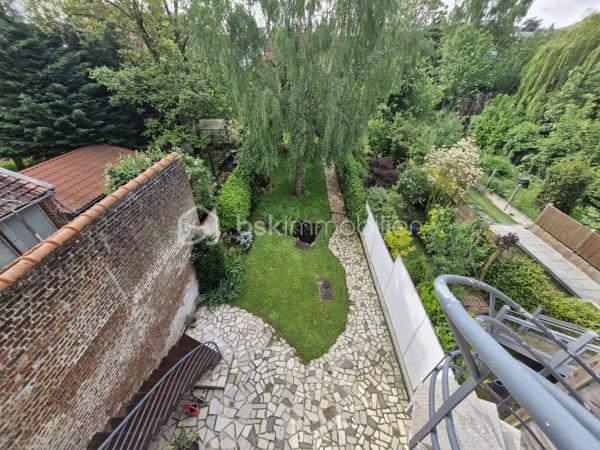 Il y a des biens que l’on achète pour habiter.

Et d’autres que l’on choisit pour tout ce qu’ils peuvent devenir.

Cet immeuble d’architecte fait partie de ceux-là.

Derrière sa façade discrète se découvre un bien aux volumes rares, pensé pour évoluer selon vos projets, vos envies… ou votre stratégie d’investissement.

Au rez-de-chaussée, un appartement T3 de 86 m², chaleureux et fonctionnel.

À l’étage, un vaste duplex de 160 m² offrant de magnifiques espaces de vie baignés de lumière.

Chaque niveau possède sa propre identité.
Chaque espace peut être repensé, exploité, valorisé.

Un bien, plusieurs stratégies possibles
Vous recherchez une résidence principale avec du cachet et de grands volumes ?

Ce bien offre le confort d’une grande maison familiale, avec jardin et garage double.

Vous êtes investisseur ?

La configuration actuelle permet d’envisager :
une colocation rentable avec plusieurs chambres et espaces communs généreux
plusieurs logements indépendants pour de la location courte durée type Airbnb
une stratégie mixte alliant revenus stables et rentabilité optimisée

Vous exercez une profession libérale ?

L’accès sur deux rues, les volumes et les différents espaces permettent également d’imaginer des bureaux, un cabinet ou une activité indépendante avec habitation.

Ce qui fait réellement la différence
234 m² habitables
DPE : D
Matériaux de qualité
Aucun travaux à prévoir
3 compteurs existants facilitant une éventuelle division
Immeuble traversant avec accès sur deux rues
Garage double avec entrée indépendante sur une seconde rue
Jardin exposé Sud-Ouest, rare sur ce type de bien

Ce bien s’adapte à votre projet, aujourd’hui comme demain.

Créer du rendement.
Développer une activité.
Accueillir une grande famille.
Ou simplement investir dans un bien à fort potentiel patrimonial.
Des biens comme celui-ci offrent bien plus que des mètres carrés :
ils offrent des perspectives.

Contactez-nous pour découvrir tout son potentiel lors d’une visite.