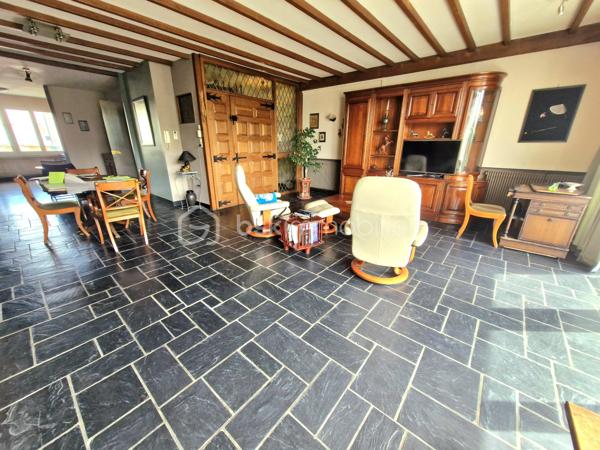 Il y a des biens que l’on achète pour habiter.

Et d’autres que l’on choisit pour tout ce qu’ils peuvent devenir.

Cet immeuble d’architecte fait partie de ceux-là.

Derrière sa façade discrète se découvre un bien aux volumes rares, pensé pour évoluer selon vos projets, vos envies… ou votre stratégie d’investissement.

Au rez-de-chaussée, un appartement T3 de 86 m², chaleureux et fonctionnel.

À l’étage, un vaste duplex de 160 m² offrant de magnifiques espaces de vie baignés de lumière.

Chaque niveau possède sa propre identité.
Chaque espace peut être repensé, exploité, valorisé.

Un bien, plusieurs stratégies possibles
Vous recherchez une résidence principale avec du cachet et de grands volumes ?

Ce bien offre le confort d’une grande maison familiale, avec jardin et garage double.

Vous êtes investisseur ?

La configuration actuelle permet d’envisager :
une colocation rentable avec plusieurs chambres et espaces communs généreux
plusieurs logements indépendants pour de la location courte durée type Airbnb
une stratégie mixte alliant revenus stables et rentabilité optimisée

Vous exercez une profession libérale ?

L’accès sur deux rues, les volumes et les différents espaces permettent également d’imaginer des bureaux, un cabinet ou une activité indépendante avec habitation.

Ce qui fait réellement la différence
234 m² habitables
DPE : D
Matériaux de qualité
Aucun travaux à prévoir
3 compteurs existants facilitant une éventuelle division
Immeuble traversant avec accès sur deux rues
Garage double avec entrée indépendante sur une seconde rue
Jardin exposé Sud-Ouest, rare sur ce type de bien

Ce bien s’adapte à votre projet, aujourd’hui comme demain.

Créer du rendement.
Développer une activité.
Accueillir une grande famille.
Ou simplement investir dans un bien à fort potentiel patrimonial.
Des biens comme celui-ci offrent bien plus que des mètres carrés :
ils offrent des perspectives.

Contactez-nous pour découvrir tout son potentiel lors d’une visite.