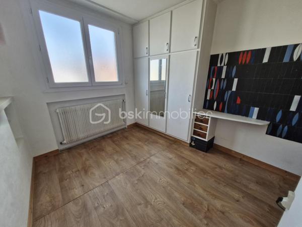 Il y a des biens que l’on achète pour habiter.

Et d’autres que l’on choisit pour tout ce qu’ils peuvent devenir.

Cet immeuble d’architecte fait partie de ceux-là.

Derrière sa façade discrète se découvre un bien aux volumes rares, pensé pour évoluer selon vos projets, vos envies… ou votre stratégie d’investissement.

Au rez-de-chaussée, un appartement T3 de 86 m², chaleureux et fonctionnel.

À l’étage, un vaste duplex de 160 m² offrant de magnifiques espaces de vie baignés de lumière.

Chaque niveau possède sa propre identité.
Chaque espace peut être repensé, exploité, valorisé.

Un bien, plusieurs stratégies possibles
Vous recherchez une résidence principale avec du cachet et de grands volumes ?

Ce bien offre le confort d’une grande maison familiale, avec jardin et garage double.

Vous êtes investisseur ?

La configuration actuelle permet d’envisager :
une colocation rentable avec plusieurs chambres et espaces communs généreux
plusieurs logements indépendants pour de la location courte durée type Airbnb
une stratégie mixte alliant revenus stables et rentabilité optimisée

Vous exercez une profession libérale ?

L’accès sur deux rues, les volumes et les différents espaces permettent également d’imaginer des bureaux, un cabinet ou une activité indépendante avec habitation.

Ce qui fait réellement la différence
234 m² habitables
DPE : D
Matériaux de qualité
Aucun travaux à prévoir
3 compteurs existants facilitant une éventuelle division
Immeuble traversant avec accès sur deux rues
Garage double avec entrée indépendante sur une seconde rue
Jardin exposé Sud-Ouest, rare sur ce type de bien

Ce bien s’adapte à votre projet, aujourd’hui comme demain.

Créer du rendement.
Développer une activité.
Accueillir une grande famille.
Ou simplement investir dans un bien à fort potentiel patrimonial.
Des biens comme celui-ci offrent bien plus que des mètres carrés :
ils offrent des perspectives.

Contactez-nous pour découvrir tout son potentiel lors d’une visite.
