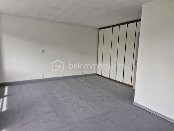 Il y a des biens que l’on achète pour habiter.

Et d’autres que l’on choisit pour tout ce qu’ils peuvent devenir.

Cet immeuble d’architecte fait partie de ceux-là.

Derrière sa façade discrète se découvre un bien aux volumes rares, pensé pour évoluer selon vos projets, vos envies… ou votre stratégie d’investissement.

Au rez-de-chaussée, un appartement T3 de 86 m², chaleureux et fonctionnel.

À l’étage, un vaste duplex de 160 m² offrant de magnifiques espaces de vie baignés de lumière.

Chaque niveau possède sa propre identité.
Chaque espace peut être repensé, exploité, valorisé.

Un bien, plusieurs stratégies possibles
Vous recherchez une résidence principale avec du cachet et de grands volumes ?

Ce bien offre le confort d’une grande maison familiale, avec jardin et garage double.

Vous êtes investisseur ?

La configuration actuelle permet d’envisager :
une colocation rentable avec plusieurs chambres et espaces communs généreux
plusieurs logements indépendants pour de la location courte durée type Airbnb
une stratégie mixte alliant revenus stables et rentabilité optimisée

Vous exercez une profession libérale ?

L’accès sur deux rues, les volumes et les différents espaces permettent également d’imaginer des bureaux, un cabinet ou une activité indépendante avec habitation.

Ce qui fait réellement la différence
234 m² habitables
DPE : D
Matériaux de qualité
Aucun travaux à prévoir
3 compteurs existants facilitant une éventuelle division
Immeuble traversant avec accès sur deux rues
Garage double avec entrée indépendante sur une seconde rue
Jardin exposé Sud-Ouest, rare sur ce type de bien

Ce bien s’adapte à votre projet, aujourd’hui comme demain.

Créer du rendement.
Développer une activité.
Accueillir une grande famille.
Ou simplement investir dans un bien à fort potentiel patrimonial.
Des biens comme celui-ci offrent bien plus que des mètres carrés :
ils offrent des perspectives.

Contactez-nous pour découvrir tout son potentiel lors d’une visite.