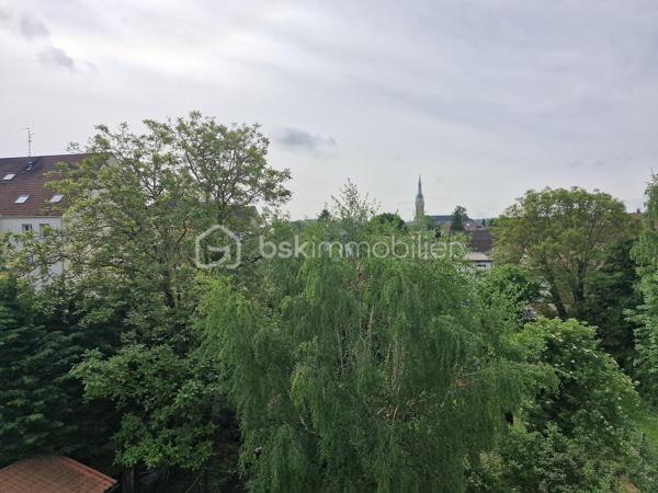 Il y a des biens que l’on achète pour habiter.

Et d’autres que l’on choisit pour tout ce qu’ils peuvent devenir.

Cet immeuble d’architecte fait partie de ceux-là.

Derrière sa façade discrète se découvre un bien aux volumes rares, pensé pour évoluer selon vos projets, vos envies… ou votre stratégie d’investissement.

Au rez-de-chaussée, un appartement T3 de 86 m², chaleureux et fonctionnel.

À l’étage, un vaste duplex de 160 m² offrant de magnifiques espaces de vie baignés de lumière.

Chaque niveau possède sa propre identité.
Chaque espace peut être repensé, exploité, valorisé.

Un bien, plusieurs stratégies possibles
Vous recherchez une résidence principale avec du cachet et de grands volumes ?

Ce bien offre le confort d’une grande maison familiale, avec jardin et garage double.

Vous êtes investisseur ?

La configuration actuelle permet d’envisager :
une colocation rentable avec plusieurs chambres et espaces communs généreux
plusieurs logements indépendants pour de la location courte durée type Airbnb
une stratégie mixte alliant revenus stables et rentabilité optimisée

Vous exercez une profession libérale ?

L’accès sur deux rues, les volumes et les différents espaces permettent également d’imaginer des bureaux, un cabinet ou une activité indépendante avec habitation.

Ce qui fait réellement la différence
234 m² habitables
DPE : D
Matériaux de qualité
Aucun travaux à prévoir
3 compteurs existants facilitant une éventuelle division
Immeuble traversant avec accès sur deux rues
Garage double avec entrée indépendante sur une seconde rue
Jardin exposé Sud-Ouest, rare sur ce type de bien

Ce bien s’adapte à votre projet, aujourd’hui comme demain.

Créer du rendement.
Développer une activité.
Accueillir une grande famille.
Ou simplement investir dans un bien à fort potentiel patrimonial.
Des biens comme celui-ci offrent bien plus que des mètres carrés :
ils offrent des perspectives.

Contactez-nous pour découvrir tout son potentiel lors d’une visite.