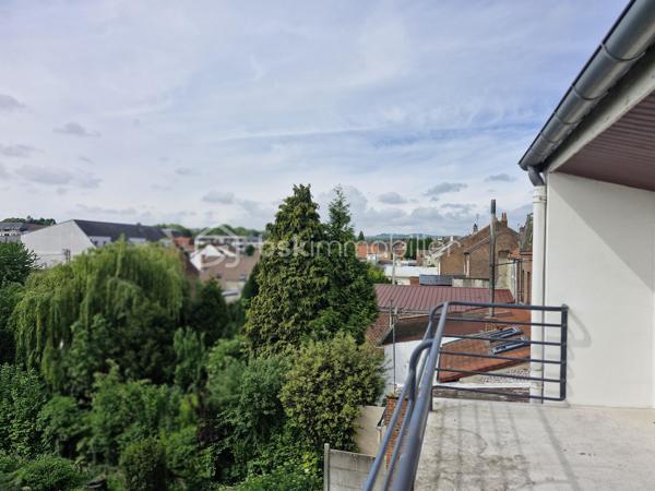 Il y a des biens que l’on achète pour habiter.

Et d’autres que l’on choisit pour tout ce qu’ils peuvent devenir.

Cet immeuble d’architecte fait partie de ceux-là.

Derrière sa façade discrète se découvre un bien aux volumes rares, pensé pour évoluer selon vos projets, vos envies… ou votre stratégie d’investissement.

Au rez-de-chaussée, un appartement T3 de 86 m², chaleureux et fonctionnel.

À l’étage, un vaste duplex de 160 m² offrant de magnifiques espaces de vie baignés de lumière.

Chaque niveau possède sa propre identité.
Chaque espace peut être repensé, exploité, valorisé.

Un bien, plusieurs stratégies possibles
Vous recherchez une résidence principale avec du cachet et de grands volumes ?

Ce bien offre le confort d’une grande maison familiale, avec jardin et garage double.

Vous êtes investisseur ?

La configuration actuelle permet d’envisager :
une colocation rentable avec plusieurs chambres et espaces communs généreux
plusieurs logements indépendants pour de la location courte durée type Airbnb
une stratégie mixte alliant revenus stables et rentabilité optimisée

Vous exercez une profession libérale ?

L’accès sur deux rues, les volumes et les différents espaces permettent également d’imaginer des bureaux, un cabinet ou une activité indépendante avec habitation.

Ce qui fait réellement la différence
234 m² habitables
DPE : D
Matériaux de qualité
Aucun travaux à prévoir
3 compteurs existants facilitant une éventuelle division
Immeuble traversant avec accès sur deux rues
Garage double avec entrée indépendante sur une seconde rue
Jardin exposé Sud-Ouest, rare sur ce type de bien

Ce bien s’adapte à votre projet, aujourd’hui comme demain.

Créer du rendement.
Développer une activité.
Accueillir une grande famille.
Ou simplement investir dans un bien à fort potentiel patrimonial.
Des biens comme celui-ci offrent bien plus que des mètres carrés :
ils offrent des perspectives.

Contactez-nous pour découvrir tout son potentiel lors d’une visite.