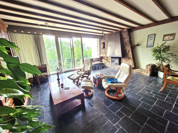 Il y a des biens que l’on achète pour habiter.

Et d’autres que l’on choisit pour tout ce qu’ils peuvent devenir.

Cet immeuble d’architecte fait partie de ceux-là.

Derrière sa façade discrète se découvre un bien aux volumes rares, pensé pour évoluer selon vos projets, vos envies… ou votre stratégie d’investissement.

Au rez-de-chaussée, un appartement T3 de 86 m², chaleureux et fonctionnel.

À l’étage, un vaste duplex de 160 m² offrant de magnifiques espaces de vie baignés de lumière.

Chaque niveau possède sa propre identité.
Chaque espace peut être repensé, exploité, valorisé.

Un bien, plusieurs stratégies possibles
Vous recherchez une résidence principale avec du cachet et de grands volumes ?

Ce bien offre le confort d’une grande maison familiale, avec jardin et garage double.

Vous êtes investisseur ?

La configuration actuelle permet d’envisager :
une colocation rentable avec plusieurs chambres et espaces communs généreux
plusieurs logements indépendants pour de la location courte durée type Airbnb
une stratégie mixte alliant revenus stables et rentabilité optimisée

Vous exercez une profession libérale ?

L’accès sur deux rues, les volumes et les différents espaces permettent également d’imaginer des bureaux, un cabinet ou une activité indépendante avec habitation.

Ce qui fait réellement la différence
234 m² habitables
DPE : D
Matériaux de qualité
Aucun travaux à prévoir
3 compteurs existants facilitant une éventuelle division
Immeuble traversant avec accès sur deux rues
Garage double avec entrée indépendante sur une seconde rue
Jardin exposé Sud-Ouest, rare sur ce type de bien

Ce bien s’adapte à votre projet, aujourd’hui comme demain.

Créer du rendement.
Développer une activité.
Accueillir une grande famille.
Ou simplement investir dans un bien à fort potentiel patrimonial.
Des biens comme celui-ci offrent bien plus que des mètres carrés :
ils offrent des perspectives.

Contactez-nous pour découvrir tout son potentiel lors d’une visite.