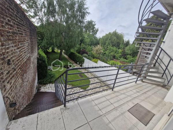 Il y a des biens que l’on achète pour habiter.

Et d’autres que l’on choisit pour tout ce qu’ils peuvent devenir.

Cet immeuble d’architecte fait partie de ceux-là.

Derrière sa façade discrète se découvre un bien aux volumes rares, pensé pour évoluer selon vos projets, vos envies… ou votre stratégie d’investissement.

Au rez-de-chaussée, un appartement T3 de 86 m², chaleureux et fonctionnel.

À l’étage, un vaste duplex de 160 m² offrant de magnifiques espaces de vie baignés de lumière.

Chaque niveau possède sa propre identité.
Chaque espace peut être repensé, exploité, valorisé.

Un bien, plusieurs stratégies possibles
Vous recherchez une résidence principale avec du cachet et de grands volumes ?

Ce bien offre le confort d’une grande maison familiale, avec jardin et garage double.

Vous êtes investisseur ?

La configuration actuelle permet d’envisager :
une colocation rentable avec plusieurs chambres et espaces communs généreux
plusieurs logements indépendants pour de la location courte durée type Airbnb
une stratégie mixte alliant revenus stables et rentabilité optimisée

Vous exercez une profession libérale ?

L’accès sur deux rues, les volumes et les différents espaces permettent également d’imaginer des bureaux, un cabinet ou une activité indépendante avec habitation.

Ce qui fait réellement la différence
234 m² habitables
DPE : D
Matériaux de qualité
Aucun travaux à prévoir
3 compteurs existants facilitant une éventuelle division
Immeuble traversant avec accès sur deux rues
Garage double avec entrée indépendante sur une seconde rue
Jardin exposé Sud-Ouest, rare sur ce type de bien

Ce bien s’adapte à votre projet, aujourd’hui comme demain.

Créer du rendement.
Développer une activité.
Accueillir une grande famille.
Ou simplement investir dans un bien à fort potentiel patrimonial.
Des biens comme celui-ci offrent bien plus que des mètres carrés :
ils offrent des perspectives.

Contactez-nous pour découvrir tout son potentiel lors d’une visite.
