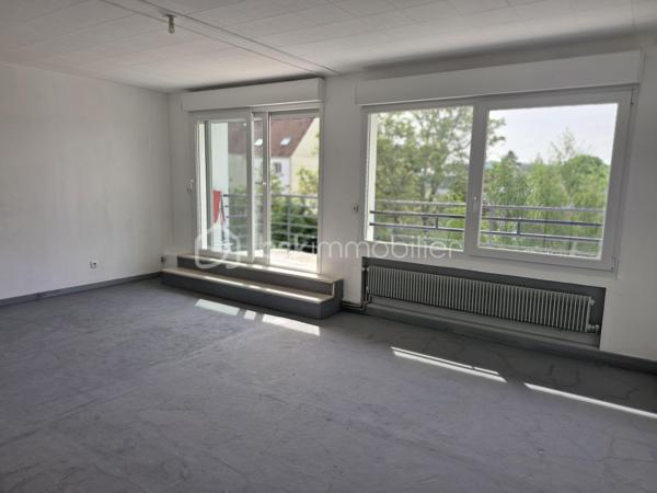Il y a des biens que l’on achète pour habiter.

Et d’autres que l’on choisit pour tout ce qu’ils peuvent devenir.

Cet immeuble d’architecte fait partie de ceux-là.

Derrière sa façade discrète se découvre un bien aux volumes rares, pensé pour évoluer selon vos projets, vos envies… ou votre stratégie d’investissement.

Au rez-de-chaussée, un appartement T3 de 86 m², chaleureux et fonctionnel.

À l’étage, un vaste duplex de 160 m² offrant de magnifiques espaces de vie baignés de lumière.

Chaque niveau possède sa propre identité.
Chaque espace peut être repensé, exploité, valorisé.

Un bien, plusieurs stratégies possibles
Vous recherchez une résidence principale avec du cachet et de grands volumes ?

Ce bien offre le confort d’une grande maison familiale, avec jardin et garage double.

Vous êtes investisseur ?

La configuration actuelle permet d’envisager :
une colocation rentable avec plusieurs chambres et espaces communs généreux
plusieurs logements indépendants pour de la location courte durée type Airbnb
une stratégie mixte alliant revenus stables et rentabilité optimisée

Vous exercez une profession libérale ?

L’accès sur deux rues, les volumes et les différents espaces permettent également d’imaginer des bureaux, un cabinet ou une activité indépendante avec habitation.

Ce qui fait réellement la différence
234 m² habitables
DPE : D
Matériaux de qualité
Aucun travaux à prévoir
3 compteurs existants facilitant une éventuelle division
Immeuble traversant avec accès sur deux rues
Garage double avec entrée indépendante sur une seconde rue
Jardin exposé Sud-Ouest, rare sur ce type de bien

Ce bien s’adapte à votre projet, aujourd’hui comme demain.

Créer du rendement.
Développer une activité.
Accueillir une grande famille.
Ou simplement investir dans un bien à fort potentiel patrimonial.
Des biens comme celui-ci offrent bien plus que des mètres carrés :
ils offrent des perspectives.

Contactez-nous pour découvrir tout son potentiel lors d’une visite.