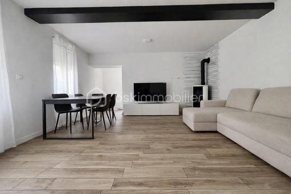 Idéal investisseur, bel ensemble immobilier comprenant deux lots avec compteurs individuels.



LOT N°1 – Maison individuelle entièrement rénovée
Maison de 84 m² loi Carrez comprenant :
une entrée, un séjour, un bureau ou petit salon, une cuisine aménagée et équipée, une salle de douche.

À l’étage : deux chambres.

Garage.

Prestations :
• rénovation complète
• cumulus 2022
• poêle à granulés 2023
• chauffage électrique étage 2022
• menuiseries PVC double vitrage avec volets électriques
• électricité, sols et isolation refaits en 2022

Bien libre de toute occupation.
Valeur locative estimée : 800 € / mois.

LOT N°2 – Garage à usage professionnel de 250 m²

Actuellement loué 1 200 € / mois avec bail de 3 ans renouvelable en 2028.

Comprenant :
• un bureau
• un petit local
• stationnement arrière avec terrain de pelouse
• allée en macadam avec portail électrique

Compteur électrique individuel.
Compteur d’eau individuel.

Rentabilité brute : 10 %.

N'hésitez pas à me contacter pour plus d'informations ou organiser une visite !!