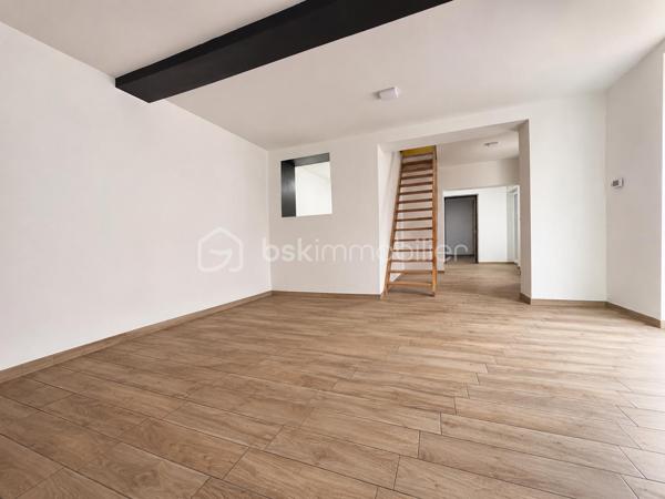 Idéal investisseur, bel ensemble immobilier comprenant deux lots avec compteurs individuels.



LOT N°1 – Maison individuelle entièrement rénovée
Maison de 84 m² loi Carrez comprenant :
une entrée, un séjour, un bureau ou petit salon, une cuisine aménagée et équipée, une salle de douche.

À l’étage : deux chambres.

Garage.

Prestations :
• rénovation complète
• cumulus 2022
• poêle à granulés 2023
• chauffage électrique étage 2022
• menuiseries PVC double vitrage avec volets électriques
• électricité, sols et isolation refaits en 2022

Bien libre de toute occupation.
Valeur locative estimée : 800 € / mois.

LOT N°2 – Garage à usage professionnel de 250 m²

Actuellement loué 1 200 € / mois avec bail de 3 ans renouvelable en 2028.

Comprenant :
• un bureau
• un petit local
• stationnement arrière avec terrain de pelouse
• allée en macadam avec portail électrique

Compteur électrique individuel.
Compteur d’eau individuel.

Rentabilité brute : 10 %.

N'hésitez pas à me contacter pour plus d'informations ou organiser une visite !!