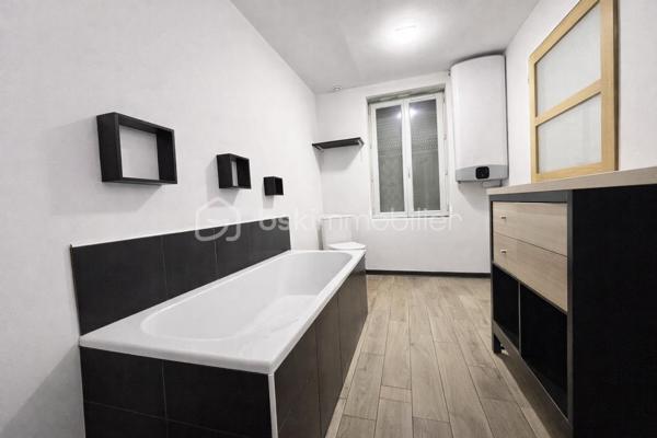 Idéal investisseur, bel ensemble immobilier comprenant deux lots avec compteurs individuels.



LOT N°1 – Maison individuelle entièrement rénovée
Maison de 84 m² loi Carrez comprenant :
une entrée, un séjour, un bureau ou petit salon, une cuisine aménagée et équipée, une salle de douche.

À l’étage : deux chambres.

Garage.

Prestations :
• rénovation complète
• cumulus 2022
• poêle à granulés 2023
• chauffage électrique étage 2022
• menuiseries PVC double vitrage avec volets électriques
• électricité, sols et isolation refaits en 2022

Bien libre de toute occupation.
Valeur locative estimée : 800 € / mois.

LOT N°2 – Garage à usage professionnel de 250 m²

Actuellement loué 1 200 € / mois avec bail de 3 ans renouvelable en 2028.

Comprenant :
• un bureau
• un petit local
• stationnement arrière avec terrain de pelouse
• allée en macadam avec portail électrique

Compteur électrique individuel.
Compteur d’eau individuel.

Rentabilité brute : 10 %.

N'hésitez pas à me contacter pour plus d'informations ou organiser une visite !!