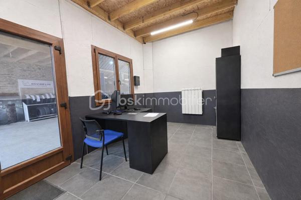 Idéal investisseur, bel ensemble immobilier comprenant deux lots avec compteurs individuels.



LOT N°1 – Maison individuelle entièrement rénovée
Maison de 84 m² loi Carrez comprenant :
une entrée, un séjour, un bureau ou petit salon, une cuisine aménagée et équipée, une salle de douche.

À l’étage : deux chambres.

Garage.

Prestations :
• rénovation complète
• cumulus 2022
• poêle à granulés 2023
• chauffage électrique étage 2022
• menuiseries PVC double vitrage avec volets électriques
• électricité, sols et isolation refaits en 2022

Bien libre de toute occupation.
Valeur locative estimée : 800 € / mois.

LOT N°2 – Garage à usage professionnel de 250 m²

Actuellement loué 1 200 € / mois avec bail de 3 ans renouvelable en 2028.

Comprenant :
• un bureau
• un petit local
• stationnement arrière avec terrain de pelouse
• allée en macadam avec portail électrique

Compteur électrique individuel.
Compteur d’eau individuel.

Rentabilité brute : 10 %.

N'hésitez pas à me contacter pour plus d'informations ou organiser une visite !!