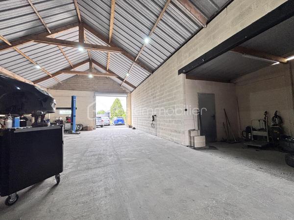 Idéal investisseur, bel ensemble immobilier comprenant deux lots avec compteurs individuels.



LOT N°1 – Maison individuelle entièrement rénovée
Maison de 84 m² loi Carrez comprenant :
une entrée, un séjour, un bureau ou petit salon, une cuisine aménagée et équipée, une salle de douche.

À l’étage : deux chambres.

Garage.

Prestations :
• rénovation complète
• cumulus 2022
• poêle à granulés 2023
• chauffage électrique étage 2022
• menuiseries PVC double vitrage avec volets électriques
• électricité, sols et isolation refaits en 2022

Bien libre de toute occupation.
Valeur locative estimée : 800 € / mois.

LOT N°2 – Garage à usage professionnel de 250 m²

Actuellement loué 1 200 € / mois avec bail de 3 ans renouvelable en 2028.

Comprenant :
• un bureau
• un petit local
• stationnement arrière avec terrain de pelouse
• allée en macadam avec portail électrique

Compteur électrique individuel.
Compteur d’eau individuel.

Rentabilité brute : 10 %.

N'hésitez pas à me contacter pour plus d'informations ou organiser une visite !!
