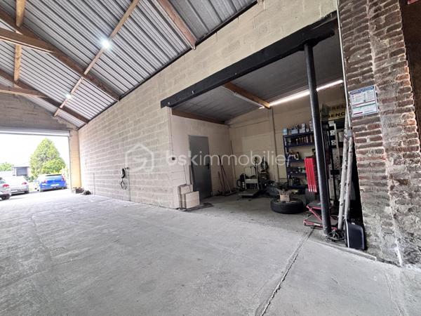 Idéal investisseur, bel ensemble immobilier comprenant deux lots avec compteurs individuels.



LOT N°1 – Maison individuelle entièrement rénovée
Maison de 84 m² loi Carrez comprenant :
une entrée, un séjour, un bureau ou petit salon, une cuisine aménagée et équipée, une salle de douche.

À l’étage : deux chambres.

Garage.

Prestations :
• rénovation complète
• cumulus 2022
• poêle à granulés 2023
• chauffage électrique étage 2022
• menuiseries PVC double vitrage avec volets électriques
• électricité, sols et isolation refaits en 2022

Bien libre de toute occupation.
Valeur locative estimée : 800 € / mois.

LOT N°2 – Garage à usage professionnel de 250 m²

Actuellement loué 1 200 € / mois avec bail de 3 ans renouvelable en 2028.

Comprenant :
• un bureau
• un petit local
• stationnement arrière avec terrain de pelouse
• allée en macadam avec portail électrique

Compteur électrique individuel.
Compteur d’eau individuel.

Rentabilité brute : 10 %.

N'hésitez pas à me contacter pour plus d'informations ou organiser une visite !!