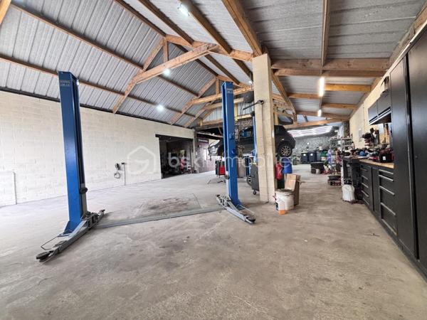 Idéal investisseur, bel ensemble immobilier comprenant deux lots avec compteurs individuels.



LOT N°1 – Maison individuelle entièrement rénovée
Maison de 84 m² loi Carrez comprenant :
une entrée, un séjour, un bureau ou petit salon, une cuisine aménagée et équipée, une salle de douche.

À l’étage : deux chambres.

Garage.

Prestations :
• rénovation complète
• cumulus 2022
• poêle à granulés 2023
• chauffage électrique étage 2022
• menuiseries PVC double vitrage avec volets électriques
• électricité, sols et isolation refaits en 2022

Bien libre de toute occupation.
Valeur locative estimée : 800 € / mois.

LOT N°2 – Garage à usage professionnel de 250 m²

Actuellement loué 1 200 € / mois avec bail de 3 ans renouvelable en 2028.

Comprenant :
• un bureau
• un petit local
• stationnement arrière avec terrain de pelouse
• allée en macadam avec portail électrique

Compteur électrique individuel.
Compteur d’eau individuel.

Rentabilité brute : 10 %.

N'hésitez pas à me contacter pour plus d'informations ou organiser une visite !!