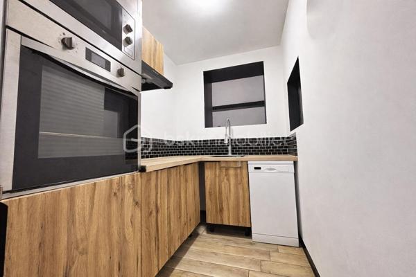 Idéal investisseur, bel ensemble immobilier comprenant deux lots avec compteurs individuels.



LOT N°1 – Maison individuelle entièrement rénovée
Maison de 84 m² loi Carrez comprenant :
une entrée, un séjour, un bureau ou petit salon, une cuisine aménagée et équipée, une salle de douche.

À l’étage : deux chambres.

Garage.

Prestations :
• rénovation complète
• cumulus 2022
• poêle à granulés 2023
• chauffage électrique étage 2022
• menuiseries PVC double vitrage avec volets électriques
• électricité, sols et isolation refaits en 2022

Bien libre de toute occupation.
Valeur locative estimée : 800 € / mois.

LOT N°2 – Garage à usage professionnel de 250 m²

Actuellement loué 1 200 € / mois avec bail de 3 ans renouvelable en 2028.

Comprenant :
• un bureau
• un petit local
• stationnement arrière avec terrain de pelouse
• allée en macadam avec portail électrique

Compteur électrique individuel.
Compteur d’eau individuel.

Rentabilité brute : 10 %.

N'hésitez pas à me contacter pour plus d'informations ou organiser une visite !!