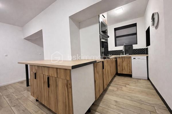 Idéal investisseur, bel ensemble immobilier comprenant deux lots avec compteurs individuels.



LOT N°1 – Maison individuelle entièrement rénovée
Maison de 84 m² loi Carrez comprenant :
une entrée, un séjour, un bureau ou petit salon, une cuisine aménagée et équipée, une salle de douche.

À l’étage : deux chambres.

Garage.

Prestations :
• rénovation complète
• cumulus 2022
• poêle à granulés 2023
• chauffage électrique étage 2022
• menuiseries PVC double vitrage avec volets électriques
• électricité, sols et isolation refaits en 2022

Bien libre de toute occupation.
Valeur locative estimée : 800 € / mois.

LOT N°2 – Garage à usage professionnel de 250 m²

Actuellement loué 1 200 € / mois avec bail de 3 ans renouvelable en 2028.

Comprenant :
• un bureau
• un petit local
• stationnement arrière avec terrain de pelouse
• allée en macadam avec portail électrique

Compteur électrique individuel.
Compteur d’eau individuel.

Rentabilité brute : 10 %.

N'hésitez pas à me contacter pour plus d'informations ou organiser une visite !!