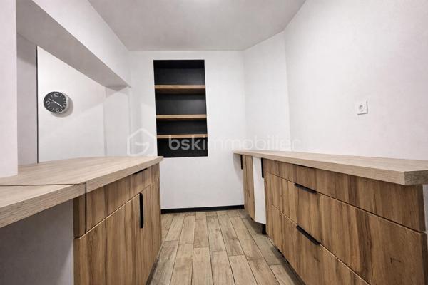 Idéal investisseur, bel ensemble immobilier comprenant deux lots avec compteurs individuels.



LOT N°1 – Maison individuelle entièrement rénovée
Maison de 84 m² loi Carrez comprenant :
une entrée, un séjour, un bureau ou petit salon, une cuisine aménagée et équipée, une salle de douche.

À l’étage : deux chambres.

Garage.

Prestations :
• rénovation complète
• cumulus 2022
• poêle à granulés 2023
• chauffage électrique étage 2022
• menuiseries PVC double vitrage avec volets électriques
• électricité, sols et isolation refaits en 2022

Bien libre de toute occupation.
Valeur locative estimée : 800 € / mois.

LOT N°2 – Garage à usage professionnel de 250 m²

Actuellement loué 1 200 € / mois avec bail de 3 ans renouvelable en 2028.

Comprenant :
• un bureau
• un petit local
• stationnement arrière avec terrain de pelouse
• allée en macadam avec portail électrique

Compteur électrique individuel.
Compteur d’eau individuel.

Rentabilité brute : 10 %.

N'hésitez pas à me contacter pour plus d'informations ou organiser une visite !!
