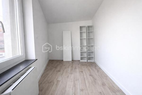 Idéal investisseur, bel ensemble immobilier comprenant deux lots avec compteurs individuels.



LOT N°1 – Maison individuelle entièrement rénovée
Maison de 84 m² loi Carrez comprenant :
une entrée, un séjour, un bureau ou petit salon, une cuisine aménagée et équipée, une salle de douche.

À l’étage : deux chambres.

Garage.

Prestations :
• rénovation complète
• cumulus 2022
• poêle à granulés 2023
• chauffage électrique étage 2022
• menuiseries PVC double vitrage avec volets électriques
• électricité, sols et isolation refaits en 2022

Bien libre de toute occupation.
Valeur locative estimée : 800 € / mois.

LOT N°2 – Garage à usage professionnel de 250 m²

Actuellement loué 1 200 € / mois avec bail de 3 ans renouvelable en 2028.

Comprenant :
• un bureau
• un petit local
• stationnement arrière avec terrain de pelouse
• allée en macadam avec portail électrique

Compteur électrique individuel.
Compteur d’eau individuel.

Rentabilité brute : 10 %.

N'hésitez pas à me contacter pour plus d'informations ou organiser une visite !!