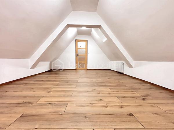 Idéal investisseur, bel ensemble immobilier comprenant deux lots avec compteurs individuels.



LOT N°1 – Maison individuelle entièrement rénovée
Maison de 84 m² loi Carrez comprenant :
une entrée, un séjour, un bureau ou petit salon, une cuisine aménagée et équipée, une salle de douche.

À l’étage : deux chambres.

Garage.

Prestations :
• rénovation complète
• cumulus 2022
• poêle à granulés 2023
• chauffage électrique étage 2022
• menuiseries PVC double vitrage avec volets électriques
• électricité, sols et isolation refaits en 2022

Bien libre de toute occupation.
Valeur locative estimée : 800 € / mois.

LOT N°2 – Garage à usage professionnel de 250 m²

Actuellement loué 1 200 € / mois avec bail de 3 ans renouvelable en 2028.

Comprenant :
• un bureau
• un petit local
• stationnement arrière avec terrain de pelouse
• allée en macadam avec portail électrique

Compteur électrique individuel.
Compteur d’eau individuel.

Rentabilité brute : 10 %.

N'hésitez pas à me contacter pour plus d'informations ou organiser une visite !!