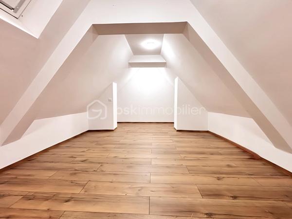 Idéal investisseur, bel ensemble immobilier comprenant deux lots avec compteurs individuels.



LOT N°1 – Maison individuelle entièrement rénovée
Maison de 84 m² loi Carrez comprenant :
une entrée, un séjour, un bureau ou petit salon, une cuisine aménagée et équipée, une salle de douche.

À l’étage : deux chambres.

Garage.

Prestations :
• rénovation complète
• cumulus 2022
• poêle à granulés 2023
• chauffage électrique étage 2022
• menuiseries PVC double vitrage avec volets électriques
• électricité, sols et isolation refaits en 2022

Bien libre de toute occupation.
Valeur locative estimée : 800 € / mois.

LOT N°2 – Garage à usage professionnel de 250 m²

Actuellement loué 1 200 € / mois avec bail de 3 ans renouvelable en 2028.

Comprenant :
• un bureau
• un petit local
• stationnement arrière avec terrain de pelouse
• allée en macadam avec portail électrique

Compteur électrique individuel.
Compteur d’eau individuel.

Rentabilité brute : 10 %.

N'hésitez pas à me contacter pour plus d'informations ou organiser une visite !!