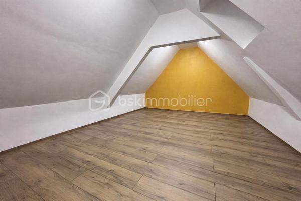 Idéal investisseur, bel ensemble immobilier comprenant deux lots avec compteurs individuels.



LOT N°1 – Maison individuelle entièrement rénovée
Maison de 84 m² loi Carrez comprenant :
une entrée, un séjour, un bureau ou petit salon, une cuisine aménagée et équipée, une salle de douche.

À l’étage : deux chambres.

Garage.

Prestations :
• rénovation complète
• cumulus 2022
• poêle à granulés 2023
• chauffage électrique étage 2022
• menuiseries PVC double vitrage avec volets électriques
• électricité, sols et isolation refaits en 2022

Bien libre de toute occupation.
Valeur locative estimée : 800 € / mois.

LOT N°2 – Garage à usage professionnel de 250 m²

Actuellement loué 1 200 € / mois avec bail de 3 ans renouvelable en 2028.

Comprenant :
• un bureau
• un petit local
• stationnement arrière avec terrain de pelouse
• allée en macadam avec portail électrique

Compteur électrique individuel.
Compteur d’eau individuel.

Rentabilité brute : 10 %.

N'hésitez pas à me contacter pour plus d'informations ou organiser une visite !!