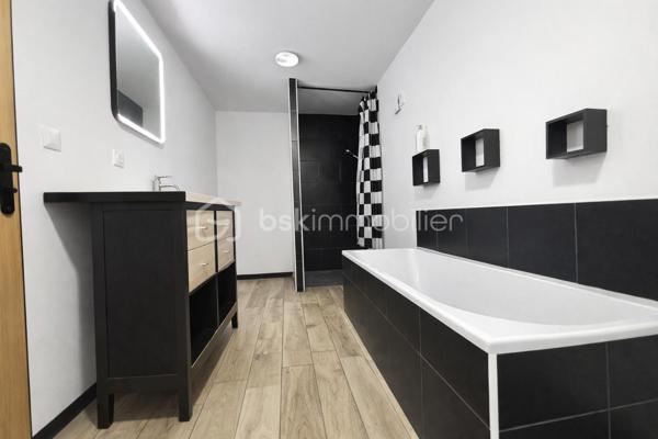 Idéal investisseur, bel ensemble immobilier comprenant deux lots avec compteurs individuels.



LOT N°1 – Maison individuelle entièrement rénovée
Maison de 84 m² loi Carrez comprenant :
une entrée, un séjour, un bureau ou petit salon, une cuisine aménagée et équipée, une salle de douche.

À l’étage : deux chambres.

Garage.

Prestations :
• rénovation complète
• cumulus 2022
• poêle à granulés 2023
• chauffage électrique étage 2022
• menuiseries PVC double vitrage avec volets électriques
• électricité, sols et isolation refaits en 2022

Bien libre de toute occupation.
Valeur locative estimée : 800 € / mois.

LOT N°2 – Garage à usage professionnel de 250 m²

Actuellement loué 1 200 € / mois avec bail de 3 ans renouvelable en 2028.

Comprenant :
• un bureau
• un petit local
• stationnement arrière avec terrain de pelouse
• allée en macadam avec portail électrique

Compteur électrique individuel.
Compteur d’eau individuel.

Rentabilité brute : 10 %.

N'hésitez pas à me contacter pour plus d'informations ou organiser une visite !!