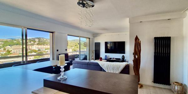 MAGNIFIQUE APPARTEMENT - DERNIER ETAGE - AVEC TERRASSE