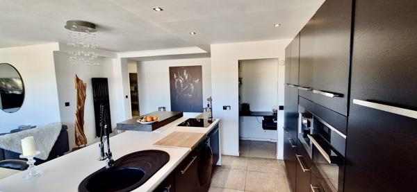 MAGNIFIQUE APPARTEMENT - DERNIER ETAGE - AVEC TERRASSE