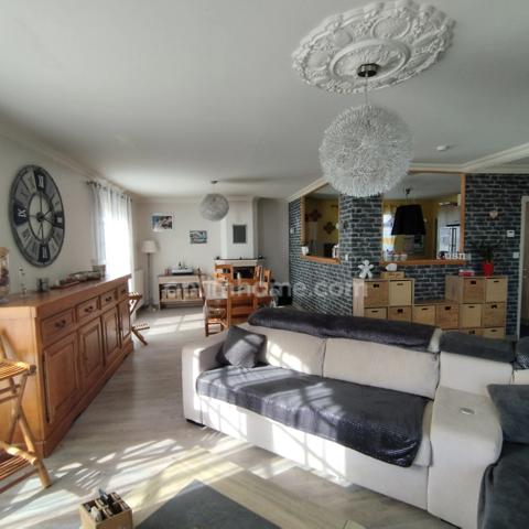 Touvre. Maison d'habitation 161 m² plain pied sur sous-sol semi enterré (studio) avec jardin