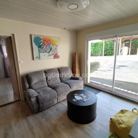 Touvre. Maison d'habitation 161 m² plain pied sur sous-sol semi enterré (studio) avec jardin