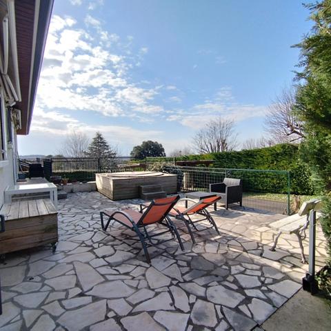 Touvre. Maison d'habitation 161 m² plain pied sur sous-sol semi enterré (studio) avec jardin