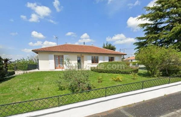 Touvre. Maison d'habitation 161 m² plain pied sur sous-sol semi enterré (studio) avec jardin