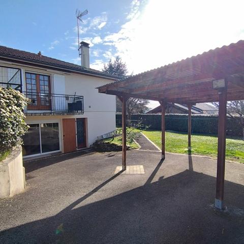 Touvre. Maison d'habitation 161 m² plain pied sur sous-sol semi enterré (studio) avec jardin